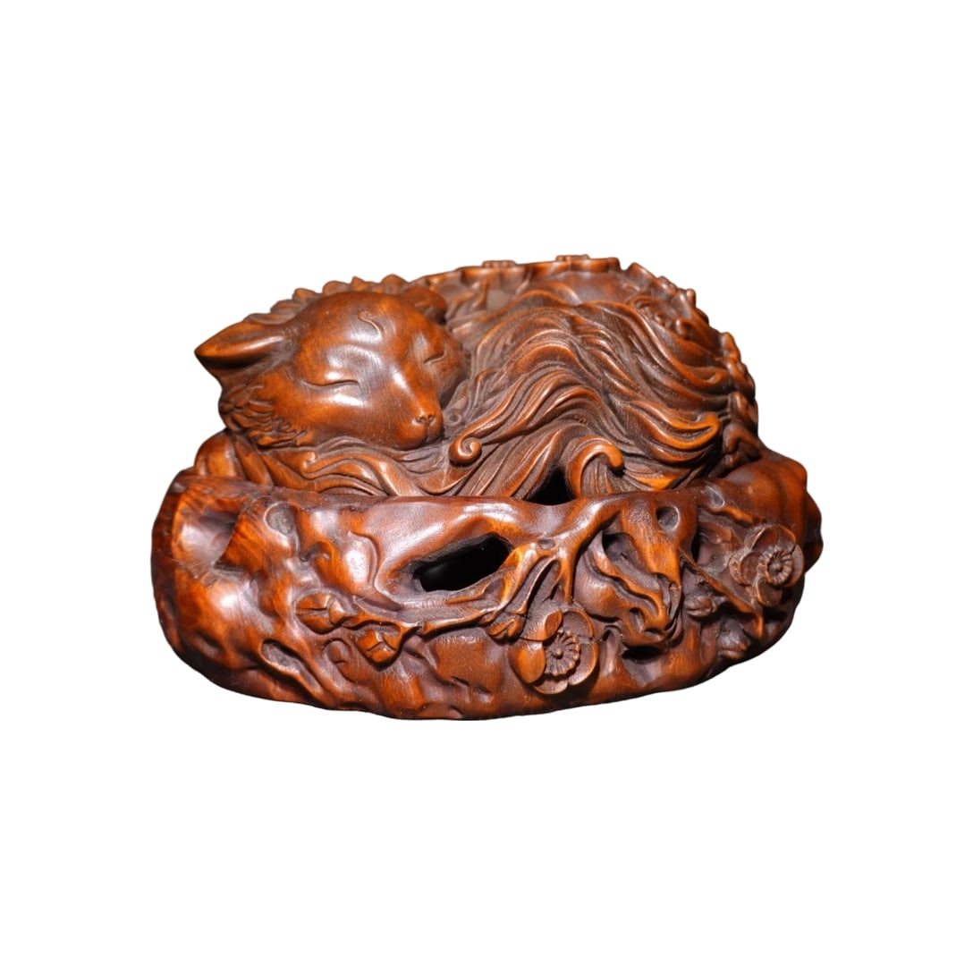Small Leaf Boxwood Nine-Tailed Fox Incense Burner: This incense burner is intricately carved from small leaf boxwood, featuring a vivid shape and exquisite craftsmanship that showcases the charm of traditional carving art. The nine-tailed fox design