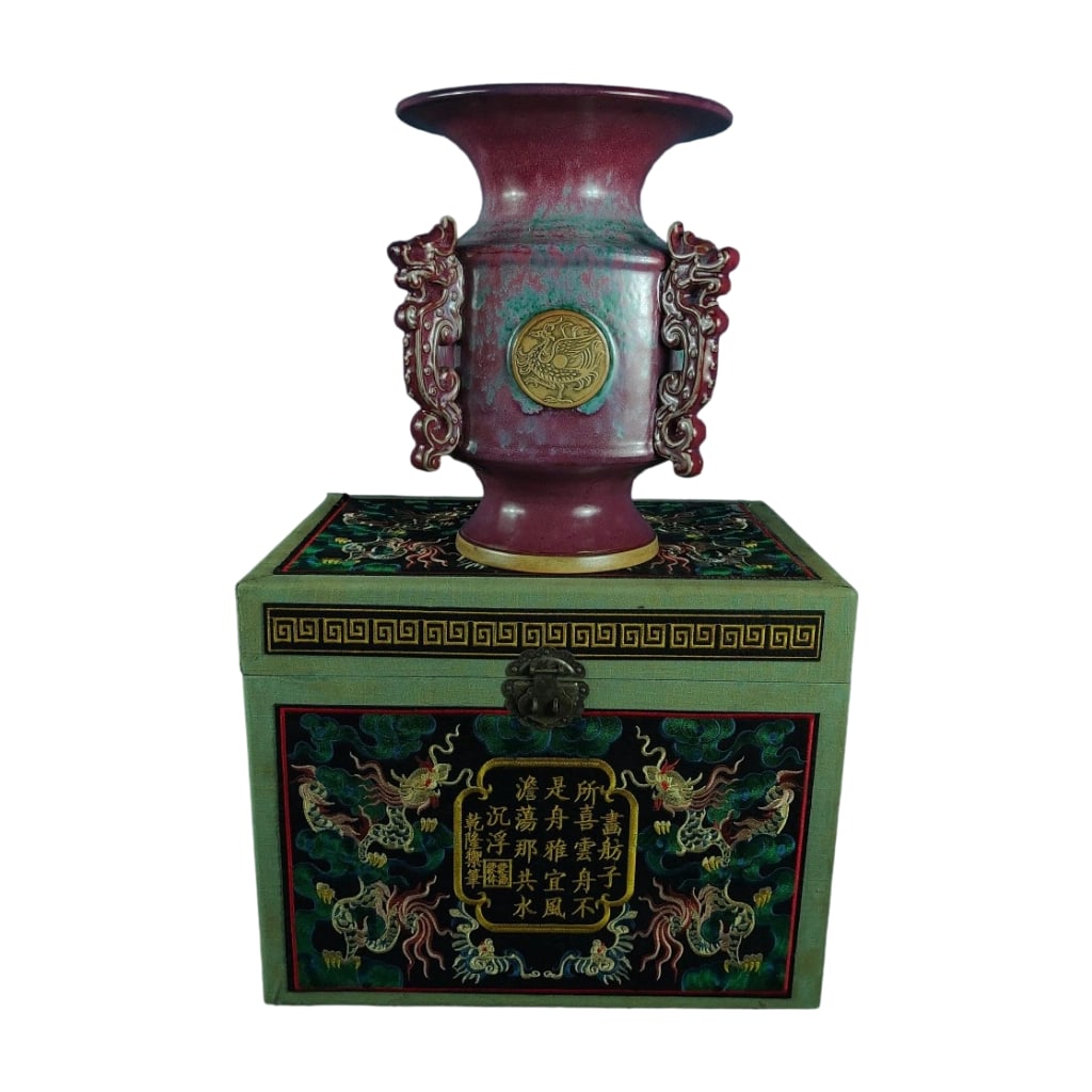 Qing Dynasty Fengshui Appreciation Vase: This Qing Dynasty Fengshui appreciation vase, bestowed by Emperor Qianlong, features excellent quality, aged skin, and is flawless, making it a prized collectible.30x20cm Freight: 1.International Frei