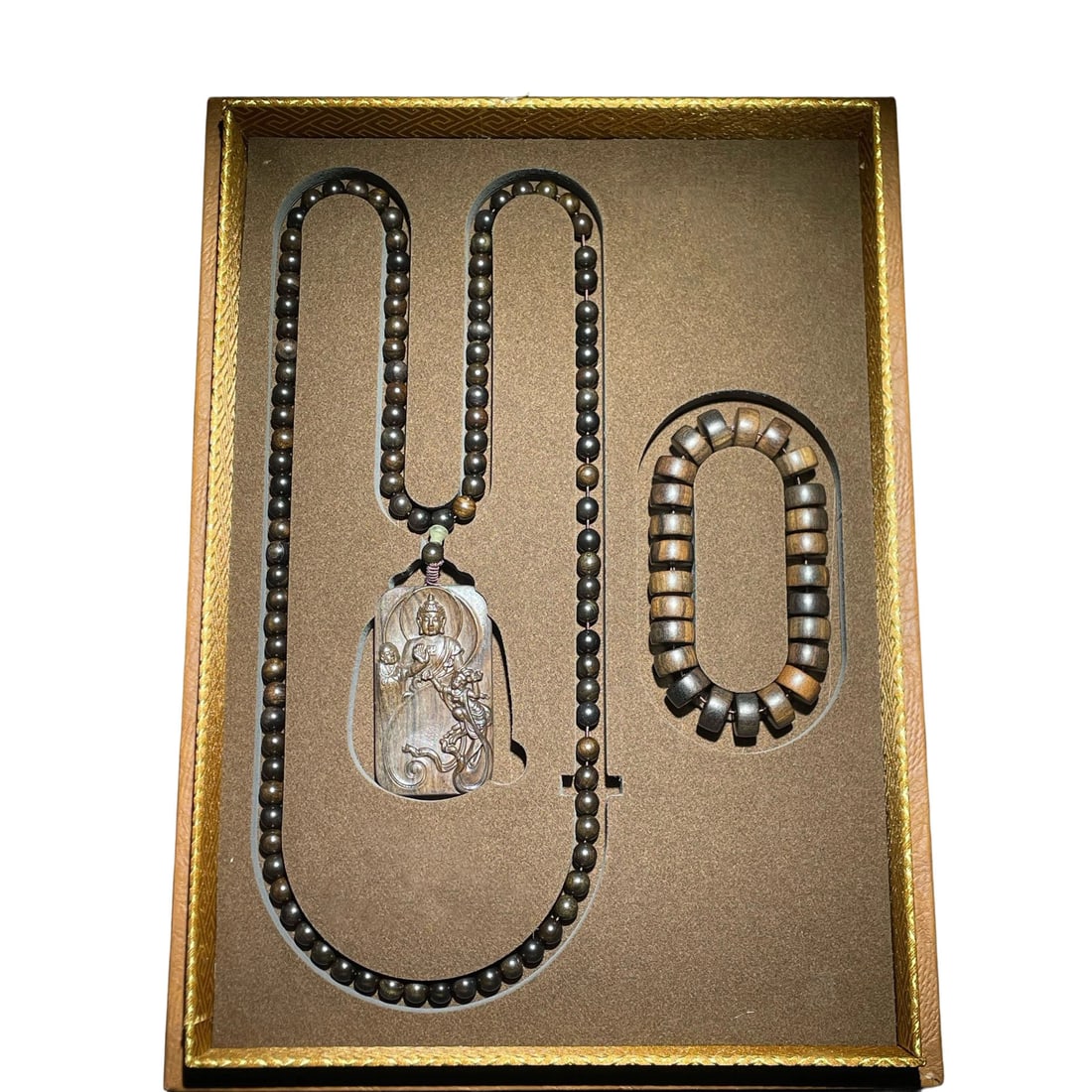 A Box of Agarwood Jewelry: This box of agarwood jewelry includes a necklace and a bracelet, made from high-quality materials with full grains, making it a valuable collectible.Necklace, 54 grams, 8mm in diameter Freight: 1.Inte