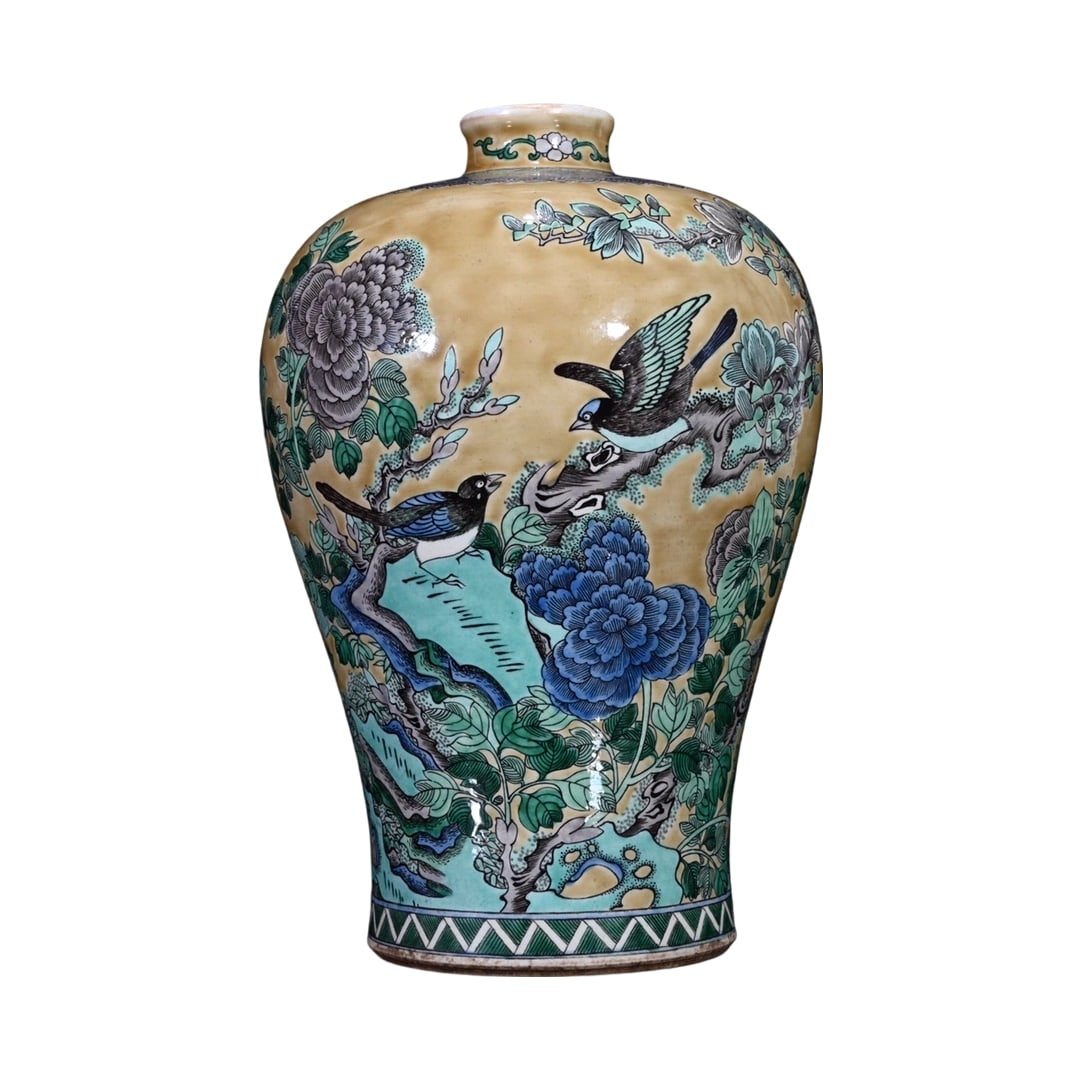 Kangxi Period Wucai Flower and Bird Meiping: This meiping is a wucai piece from the Kangxi period, featuring exquisite flower and bird motifs on its surface. The vibrant colors and superb craftsmanship reflect the artistic style and aesthetic se