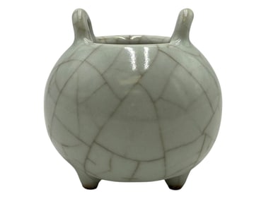 A Ge Celadon Crackle Glazed Pot, Qianlong Marks