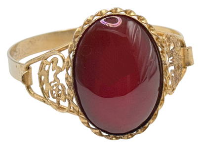 A Gold-Tone Agate Bracelet: Inner Diameter: 62 mm Agate Size: 4cm by 3cm