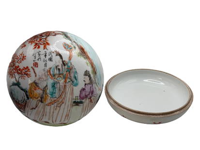 A Chinese Famille Rose Porcelain Round Box and Lid: Late Qing Dynasty (19th Century) A Chinese Famille Rose Porcelain Round Box and Lid H : 4 1/2 in ( 11.43 cm ) D : 7 in ( 17.78 cm )