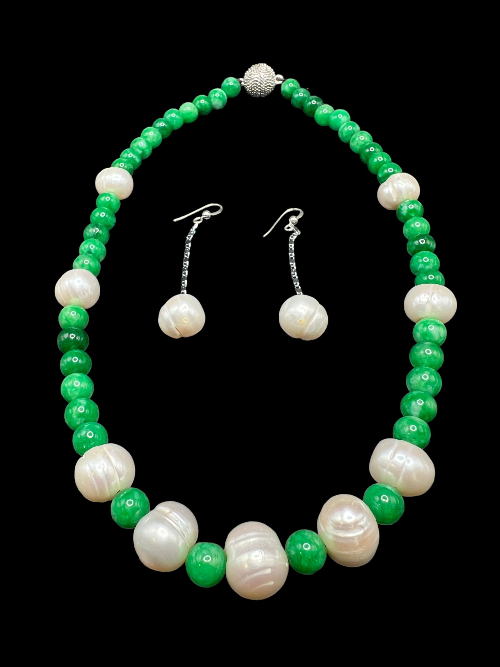 Set Jewelry, Jade / Green Stone And Pearls Beans: Set Jewelry, Jade / Green Stone And Pearls BeansLargest Approximately: L: 2.13 inches (5.41 cm) W: 2.82 inches 7.16 cm) D: 0.64 inches (0.64 cm)