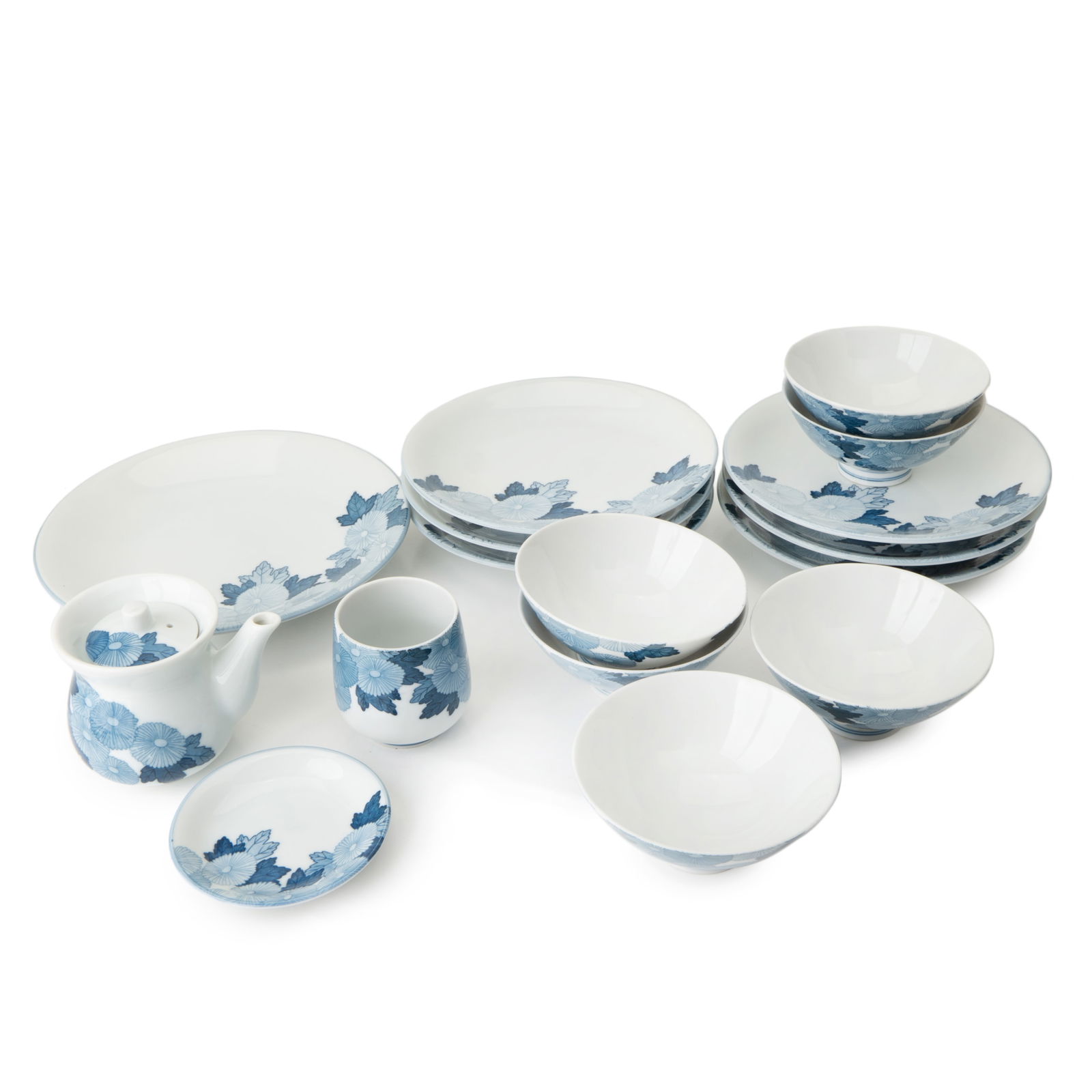 GROUP JAPANESE BLUE AND WHITE PORCELAIN DISHES: GROUP JAPANESE BLUE AND WHITE PORCELAIN DISHESD:7.5in(19cm) , 4.5in(11.4cm) , 3in(7.6cm)