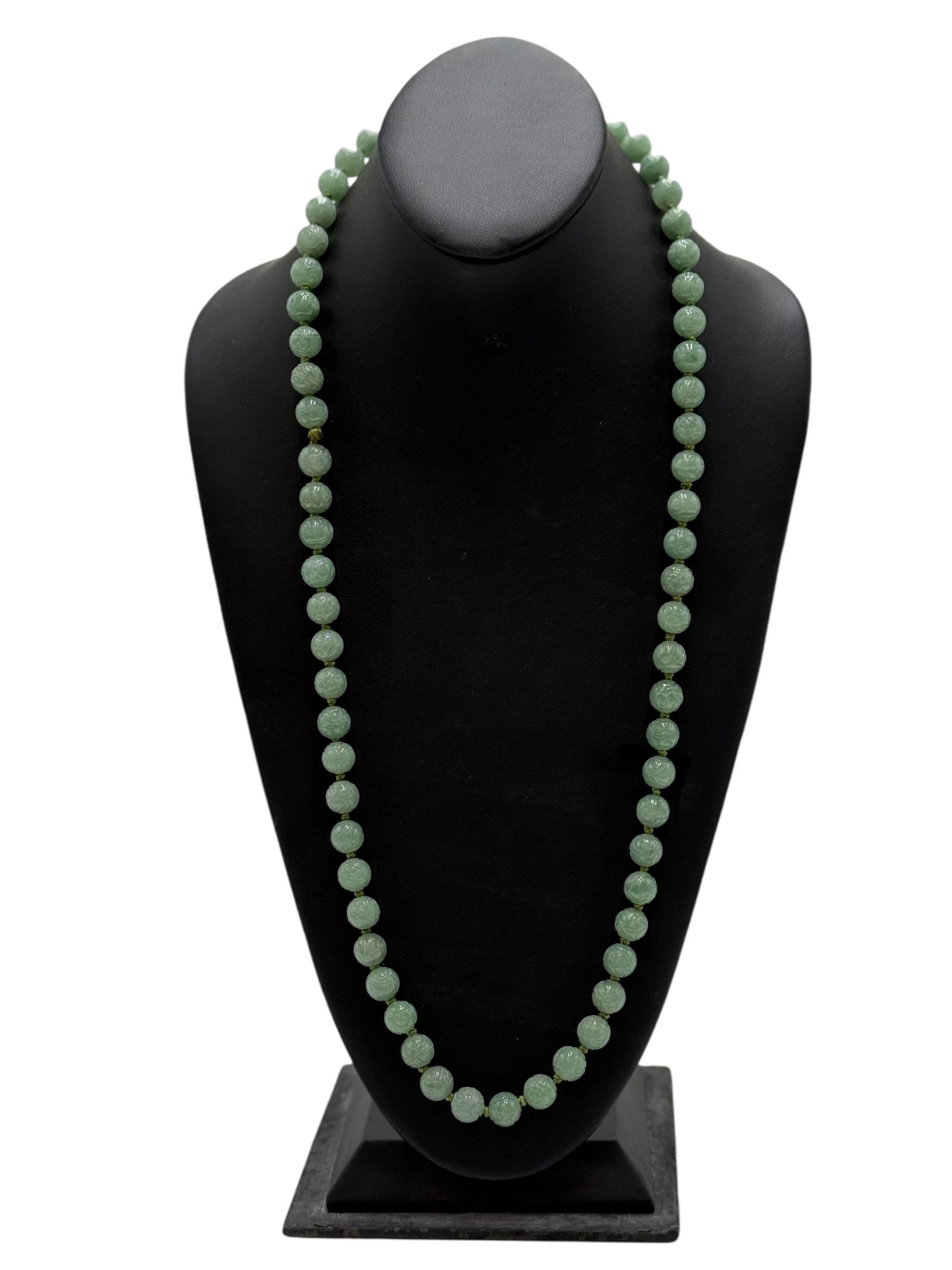 A Jadeite Beads Necklace: A Jadeite Beads NecklaceL: 15 inches