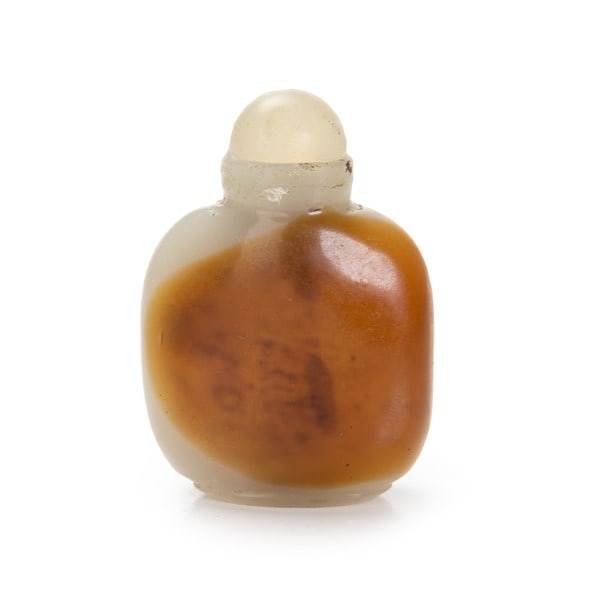 JADE SNUFF BOTTLE: JADE SNUFF BOTTLEJade snuff bottle. 37g 2.25in(5.7cm) X 1.5in(3.8cm)