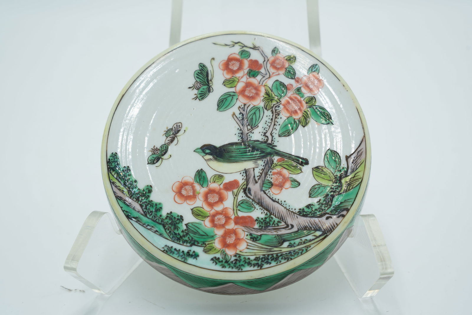 A Chinese Kangxi WU CAI Porcelain Lid: A Chinese Kangxi WU CAI Porcelain LidD: 1 1/8 inches D: 4 3/4 inches