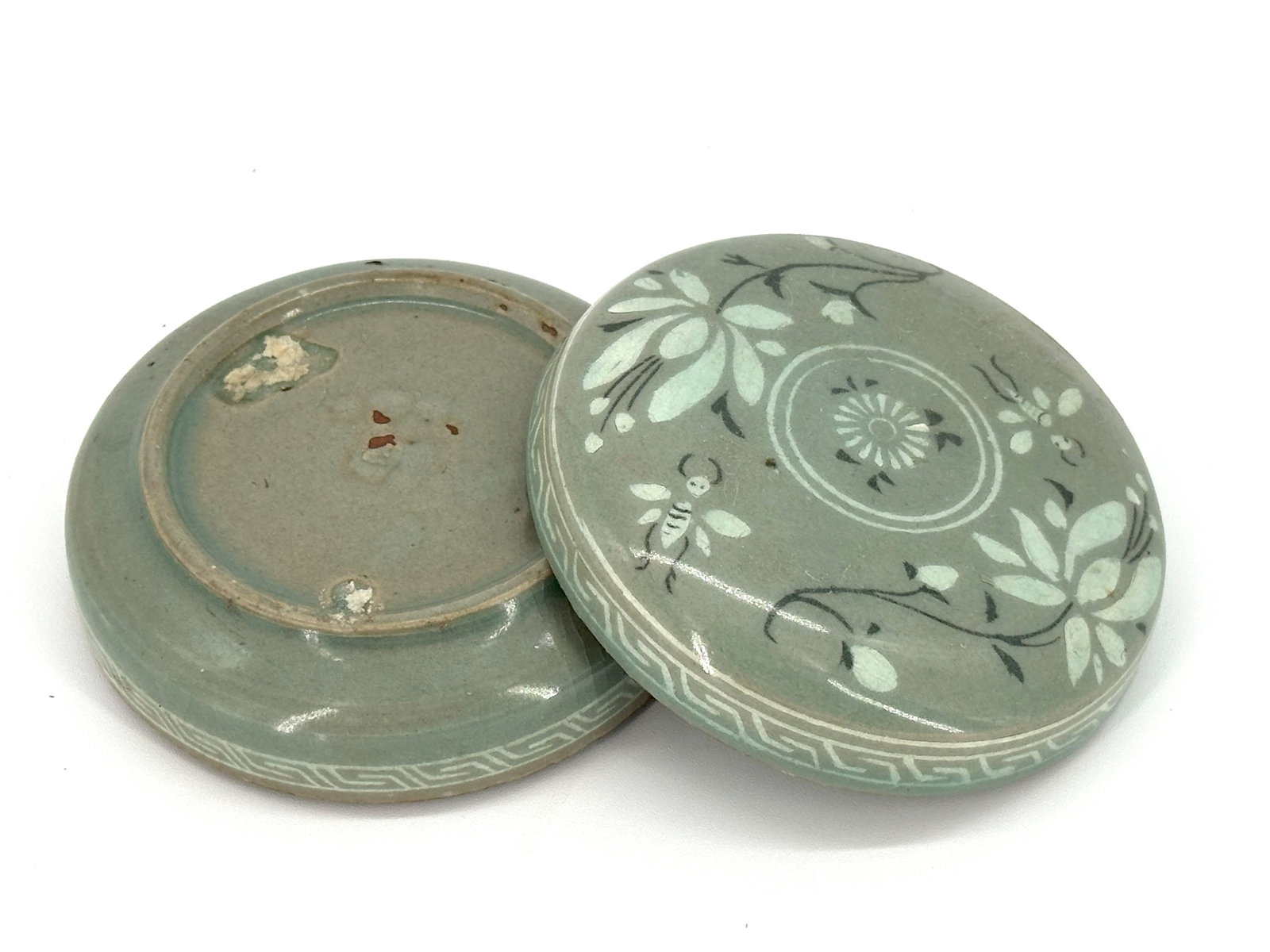 A Korean Celadon-Glazed Covered Box - 4
