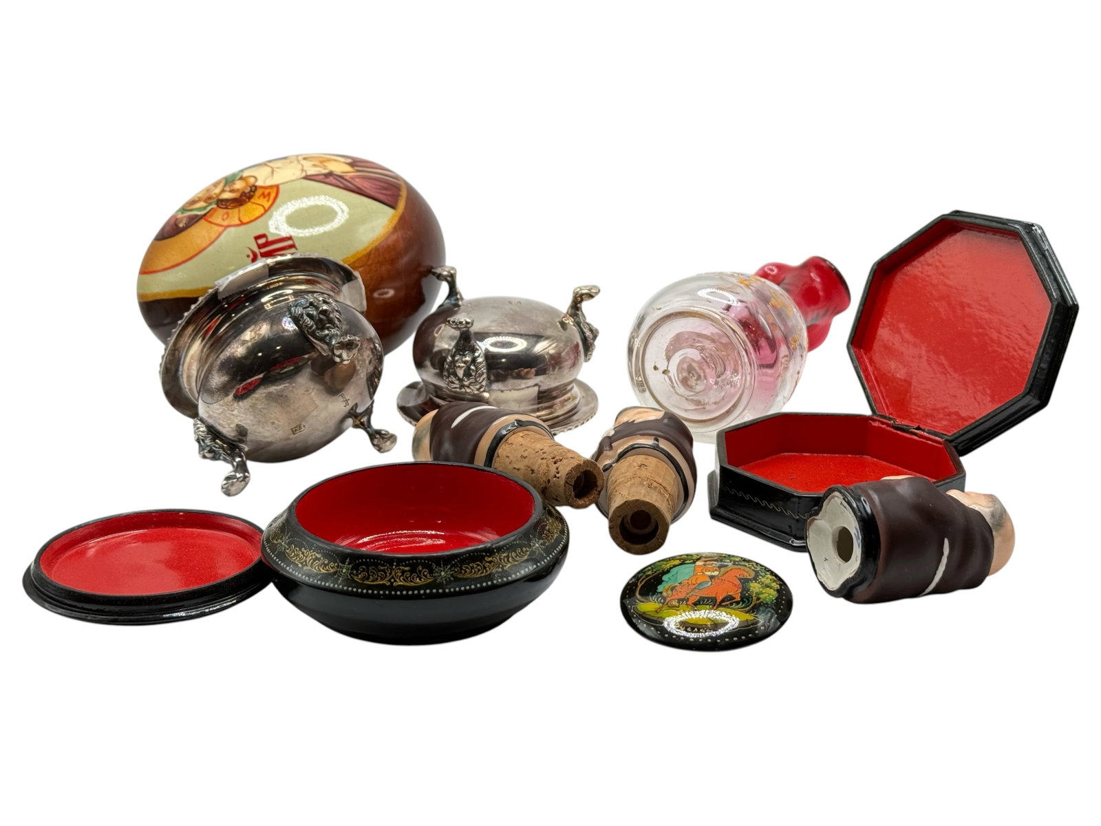 A Group of Assorted Decorative Objects - 4