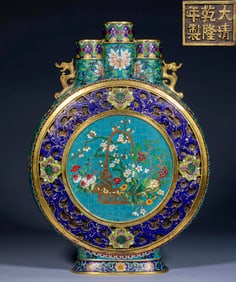 Qianlong year pinched wire enamel longevity character flower pattern three-hole holding moon bottle