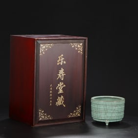 Southern Song Dynasty Guan kiln green glaze string pattern three foot big furnace wash