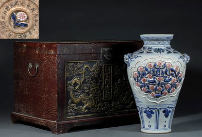 Ming Dynasty blue and white mandarin duck splashing in the water wide mouth bottle