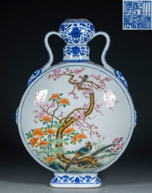 Qing Qianlong blue and white open window happy eyebrows and ears hold the moon bottle