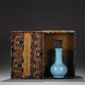 Northern Song Dynasty Ru kiln sky blue glaze borneol pattern silver mouth string pattern vase