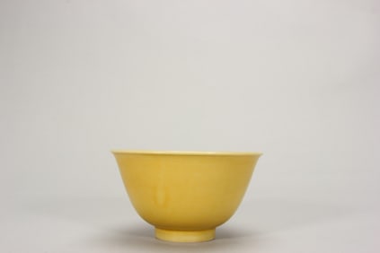 Ming Hongzhi delicate yellow glaze small bowl