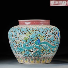 Emperor Xuande's reign five-color latticed dragon patterned jar