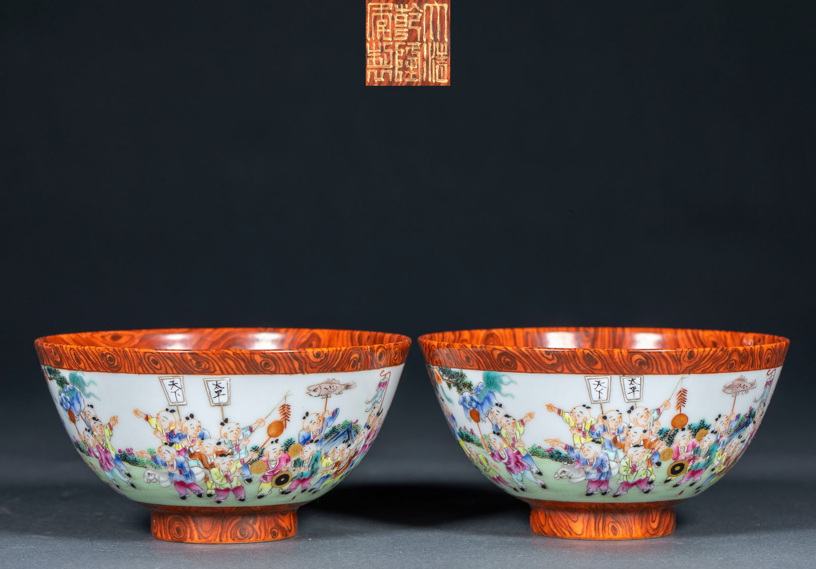 Emperor Qianlong's reign wood-grain glazed "Hundred Sons" tea cups pair: A Pair of Tea Cups with Wood Grain Glaze and Hundred Sons Pictures from the Qianlong Period: Made of porcelain, these cups imitate wood grain with wood grain glaze, which is very realistic. The cups a