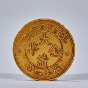 A silver-gilt commemorative coin with dragon patterns