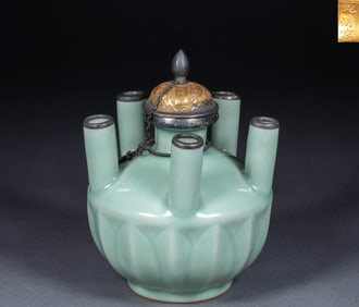 A five-tube bottle from the Ru kiln, collected in the Qianqing Palace