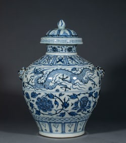 A blue and white jar with dragon patterns and lion ears from the Ming Dynasty