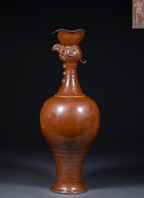 A phoenix-head-wrapped mouth appreciation vase from the official kiln Ganqing Palace collection