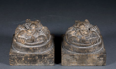A pair of auspicious beast guardian paper