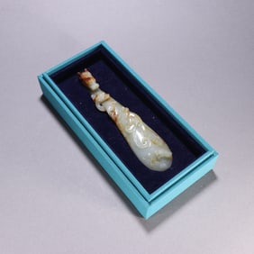 Dragon hooks made of Hetian jade seed materials before the Ming Dynasty
