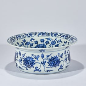 Wash the folded edges of blue and white flowers