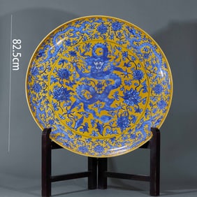 A large appreciation plate with five dragons entwined and lotus patterns in yellow glaze and blue