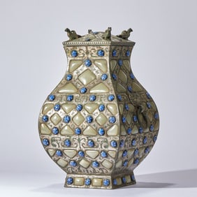 Before the Ming Dynasty, a square vase inlaid with silver and jade was made