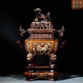 The copper gilded lion-twisted incense burner was made in the Xuande period of the Ming Dynasty