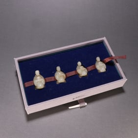 A set of kneeling figures made of Hetian jade from the Qing Dynasty