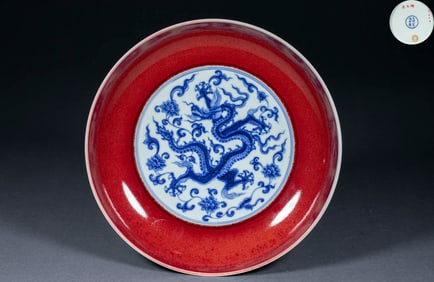 A blue and white porcelain plate with dragon patterns from the Xuande period of the Ming Dynasty