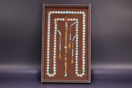 A plate of Hetian jade court beads