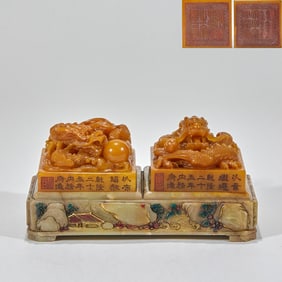 In the 25th year of the Qianlong reign, the Neiwufu produced a pair of yellow stone seals featuring