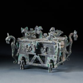 Before the Ming Dynasty, four people carried a copper box with four dragons and four phoenixes