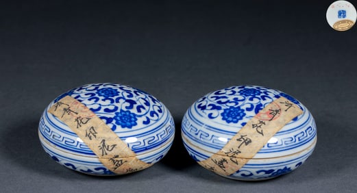 A pair of Qing Dynasty blue and white porcelain entwined seal paste boxes
