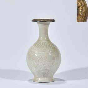 A Ding Kiln Jar with a Gilt Rim for the Fengxian Hall
