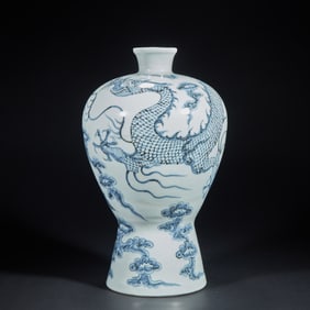 Blue and white porcelain dragon patterned meiping before the Ming Dynasty