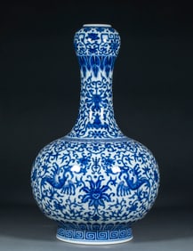 Blue and white porcelain bottle with entwined branches and phoenixes, Qing Dynasty