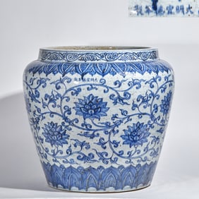 Xuande Period of the Ming Dynasty, Blue-and-White Scroll Jar with Interlocking Lotus Flower Patterns
