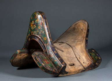 Enamel-inlaid saddle