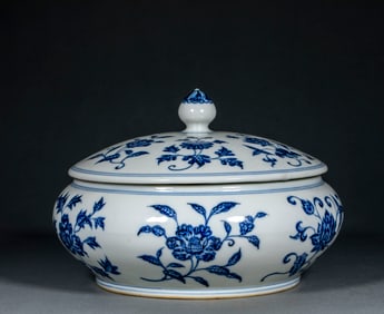 Blue and white porcelain flower-patterned covered jar from the Ming Dynasty