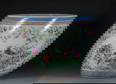 A famille - rose porcelain scroll jar with the pattern of "Hundred Birds Paying Homage to the Phoeni