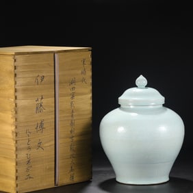 A large covered jar with incised cloud and dragon patterns from the Hutian kiln of the Southern Song
