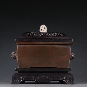 A pair of double-eared incense burners made of copper and gilded for use in the imperial court