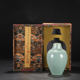 A large covered vase with celadon glaze from the Ru kiln of the Northern Song Dynasty, inscribed by