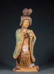 A pottery figurine of a lady from before the Ming Dynasty