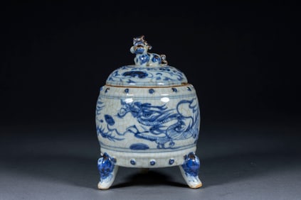 Ming Dynasty Blue-and-White Covered Jar with Three Feet and Dragon Patterns